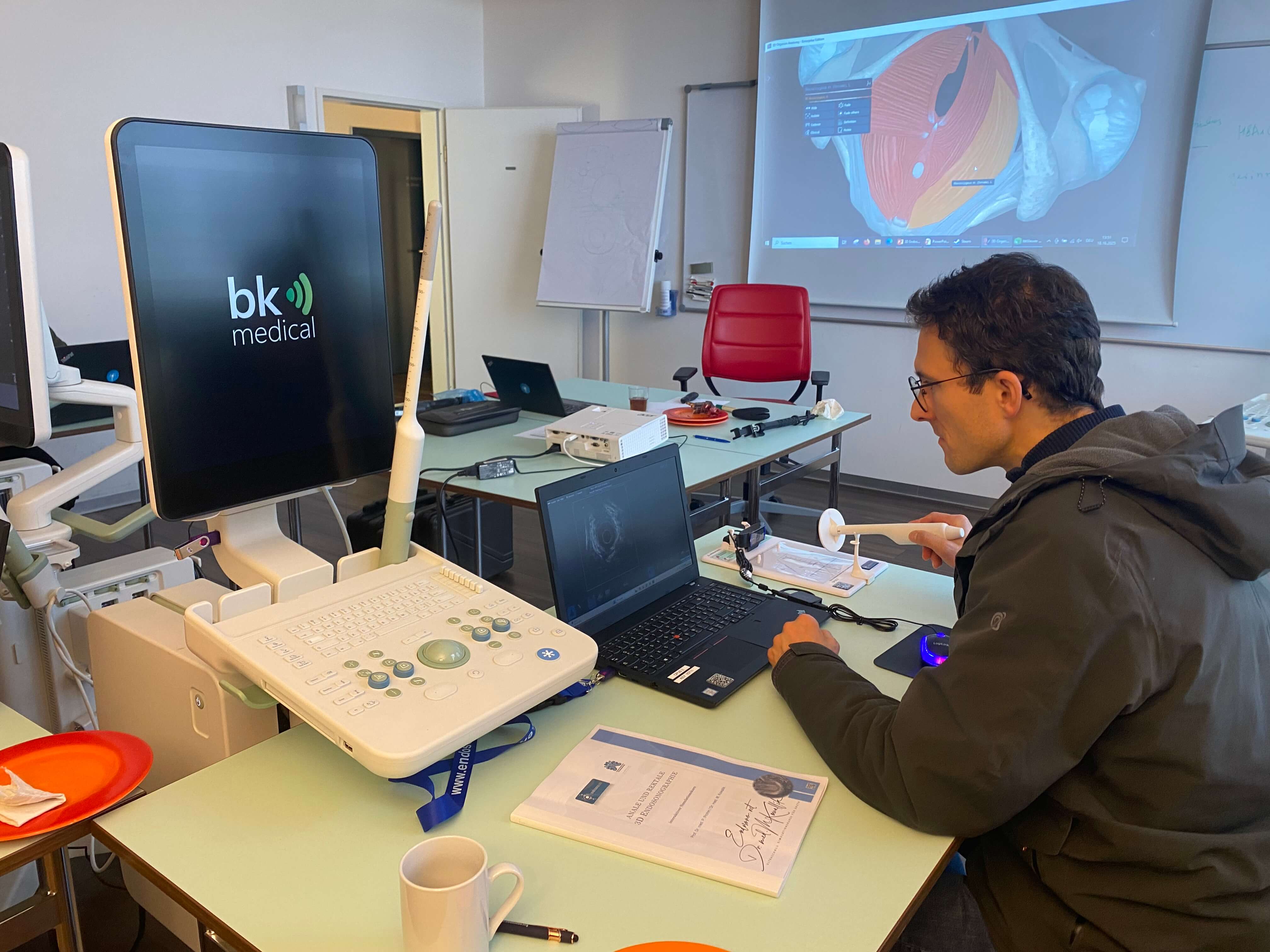 Kursteilnehmer mit Ultraschall Gerät und optischen Simulator